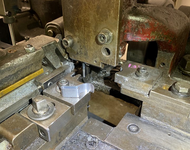 El taller maneja muchos tipos de prensas, desde las modernas prensas verticales de 60 toneladas hasta las punzonadoras antiguas.