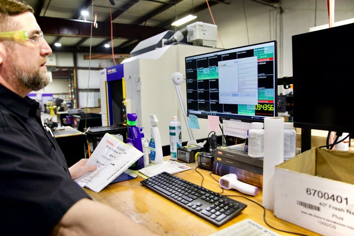 Los operarios registran su trabajo y proporcionan actualizaciones de la producción a lo largo del día en varias estaciones repartidas por el taller.