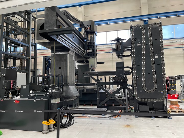 Part of the palletized 3 multitasking portal machines line with centralized rack-type tool magazine with capacity for 480 tools for beverage industry.