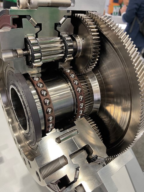 A high precision planetary gear unit for robots made of multi-toothed machined steel gears