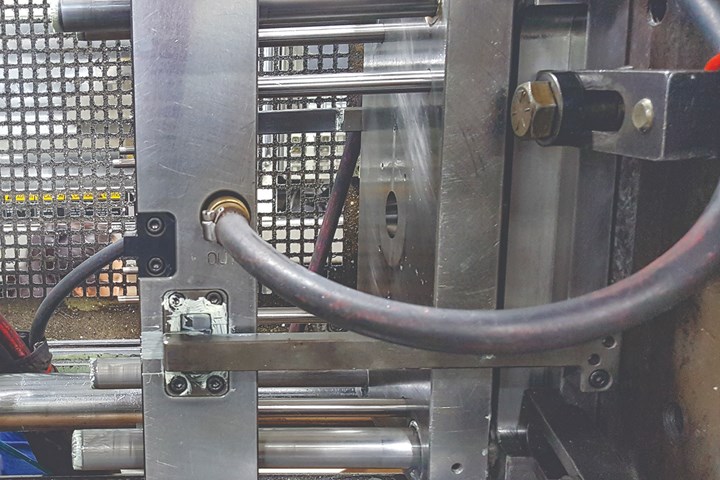 Leader pins supporting a heavy floating plate.