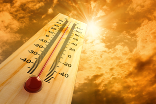 温度计读出橙色阳光烟雾中百度法氏38度摄氏