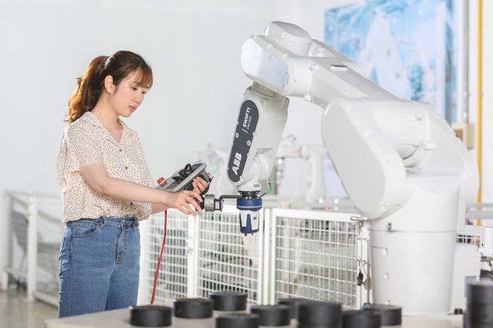 Precision Machining Technology Review January 2023: Automation & Robots