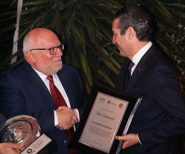 Francoise Ouellet recibe el premio de manos del gobernador del estado de Querétaro