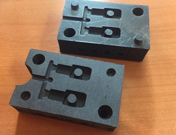 Moldes plásticos impresos en 3D en polímero de carbón reforzado