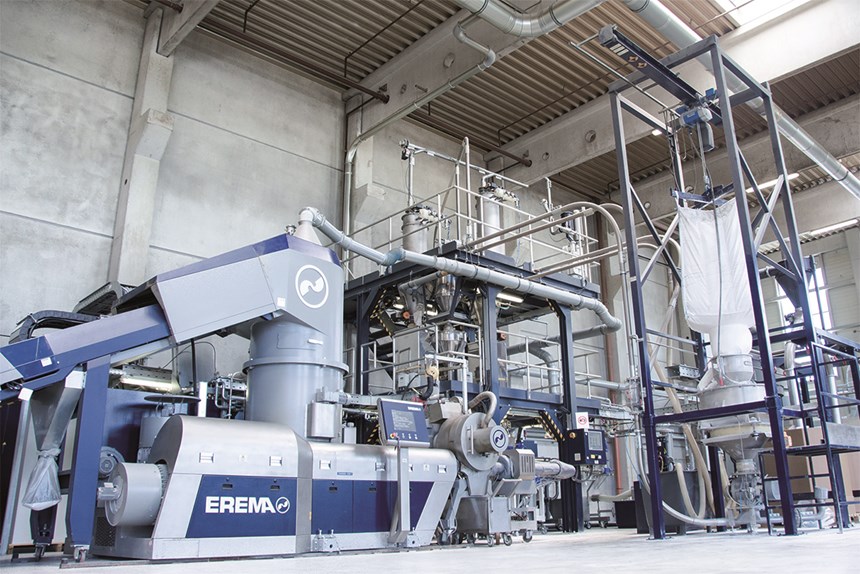 La empresa Walter Kunststoffe in Gunskirchen (Austria) gestiona una planta combinada de reciclaje y compuestos para el procesamiento de muchos regenerados diferentes.(foto: Erema).