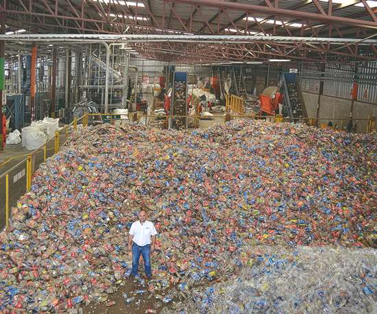 Hace 20 años, los envases PET no se recogían ni se procesaban en Honduras: hoy en día, Invema procesa 2.000 toneladas de botellas PET al mes para convertirlas en regranulados de alta calidad y pronto también en film (foto: Invema).