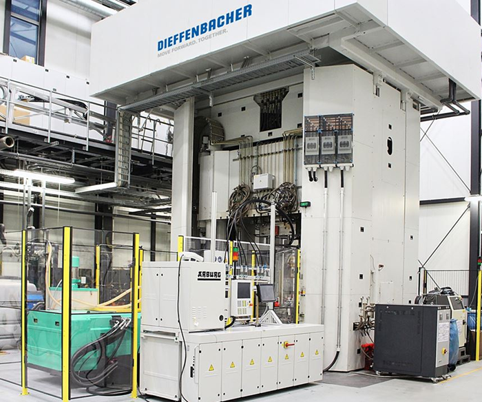 Prensa de moldeo por transferencia Dieffenbacher más una unidad de inyección FDC de Arburg.