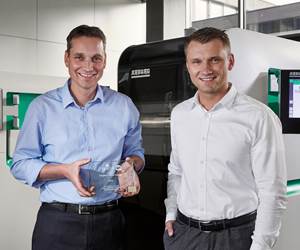 A la izquierda, Lukas Pawelczyk, responsable de ventas globales de Freeformer en Arburg; y Martin Neff, encargado del área de formado de plásticos con el premio otorgado por parte del público en la pasada Rapid + TCT 2019, realizada en Detroit (USA). Crédito: Arburg.