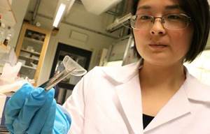 Ping Wang, una estudiante de doctorado de ingeniería química, ha producido un plástico basado en indol, una molécula de hidrocarburos más pesada que el furano