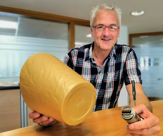 Andreas Kißler, CEO de FDU Hotrunner GmbH, enseña una pieza fabricada con el sistema FDU de colada caliente cuya boquilla tiene geometría plana