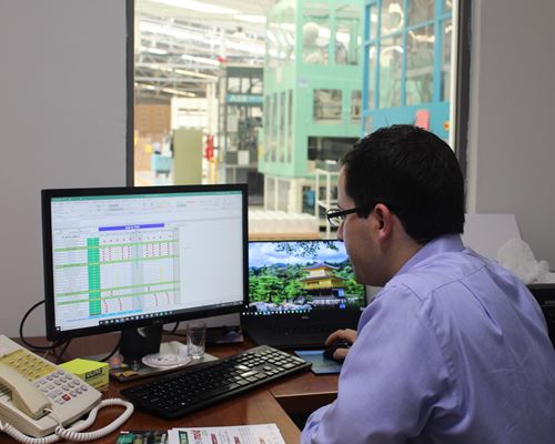 Pedro Gutiérrez revisa los cronogramas de mantenimiento preventivo de la planta.