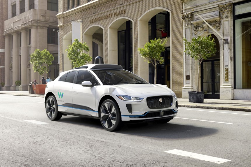 Un vehículo autónomo operado por el desarrollador de tecnología Waymo, se desplaza por una calle de San Francisco. Los vehículos totalmente autónomos podrían ser realidad en muchas carreteras de Estados Unidos en el año 2030. (Crédito: Waymo)