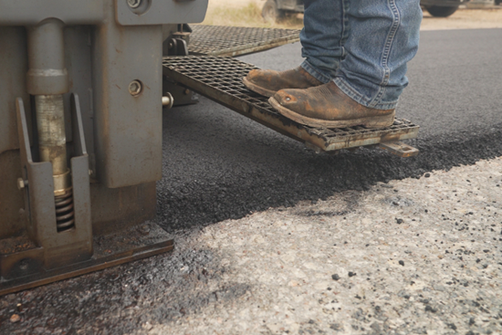 Dow pavimentó dos carreteras en su planta de Texas en febrero con un modificador de asfalto especial que incluía chatarra de LLDPE. El proceso podría convertirse en una opción importante de reciclaje para los residuos de los consumidores. (Crédito: Dow)