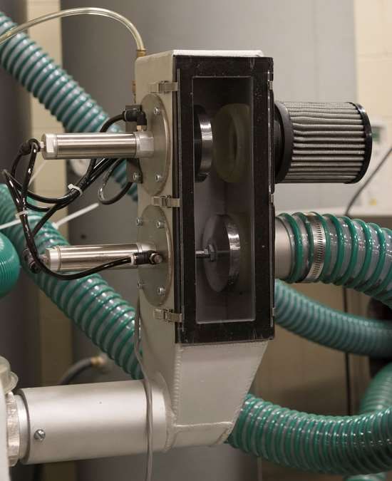Las caídas requieren a menudo purga automática (ejemplo, esta válvula de Conair con autopurgado y línea común) o pueden atrapar materiales y formar tapones en el sistema. 