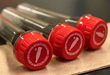 Los embotelladores de Coca-Cola han comenzado a producir tubos de ensayo para usar en kits COVID-19. (Foto: Laboratorio Nacional Oak Ridge)