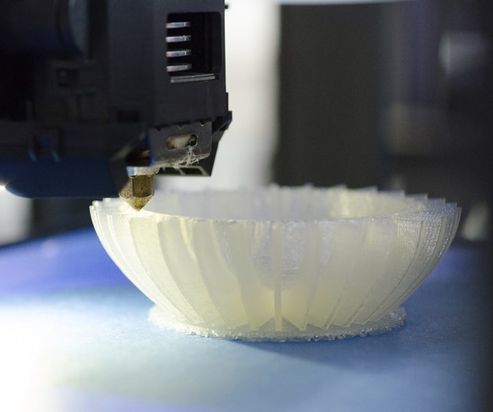 Dentro de los insumos requeridos para continuar con la producción de dispositivos médicos en la lucha contra el coronavirus, están los filamentos para impresión 3D.
