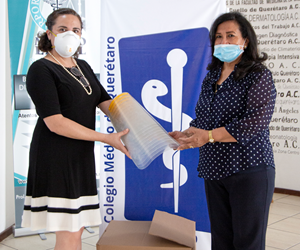 A la izquierda, Daniela Calderón, directora general de Hasco de México, hace la entrega de las caretas a  Dra. Irma Quintanilla, presidenta del Colegio de Médicos del Estado de Querétaro.