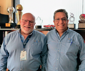 Francois Ouellet, director de la planta de Exo-s en México, y Roberto Ramírez Gutiérrez, supervisor de procesos.