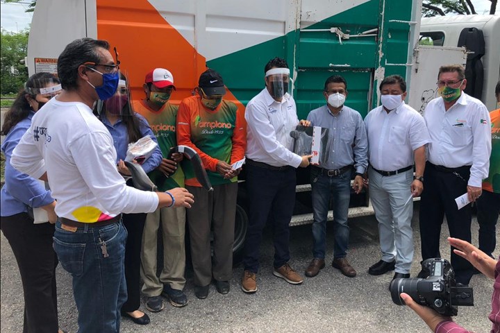  Carvajal Empaques entrega EPP a servicios de limpieza en México.