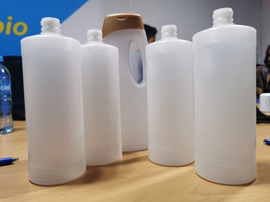 Con el nuevo material, las propiedades químicas son iguales a las de las resinas vírgenes  y, a su vez, se ha conseguido la reducción de peso por botella.