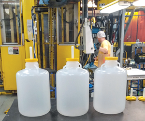 Los productos típicos fabricados por moldeo por soplado con cabezal acumulador incluyen botellas huecas de pared simple como estas. (Fotos: Thermo Fisher Scientific, Rochester, N.Y.)