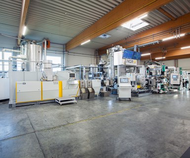 Línea de reciclaje NGR que procesa hojuelas de láminas de rPET con tecnología LSP directamente a láminas de calidad alimentaria Kuhne.
