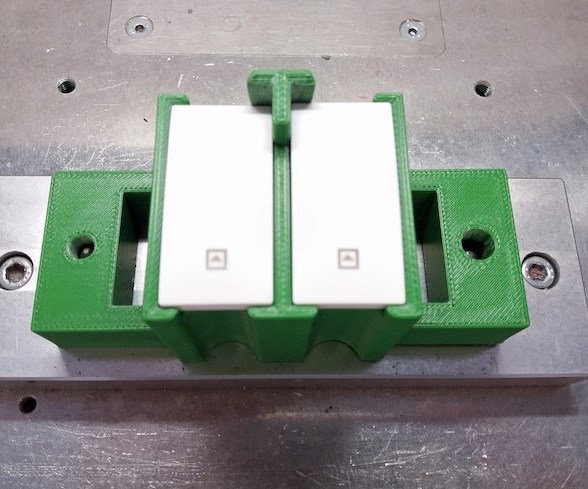 Herramienta de la línea de montaje impresa en 3D, con impresora de Stratasys, y diseñada para sujetar los interruptores durante el proceso de producción. 
