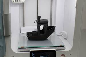 El filamento PC + ABS permite la impresión de piezas grandes, como en el caso de este banco de trabajo ampliado al 250 por ciento producido en una impresora Ultimaker S3.