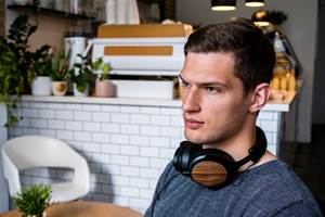 thinksound presenta auriculares hechos con bioplástico de ingeniería de Eastman