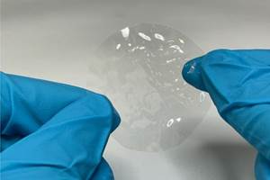 El bioplástico recién producido consta de “polímeros hidroplásticos”, que se vuelven blandos y maleables al contacto con el agua.