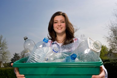 La separación en la fuente y la clasificación de desechos están entre los retos  para el reciclaje de plásticos.