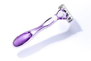 El mango de la maquinilla de afeitar para mujer BIC Soleil Click 5 utiliza reSound R TPE, de Avient, con un 62 por ciento de contenido reciclado.