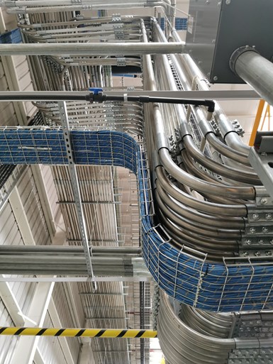 Una intrincada red de tuberías es la encargada de llevar las resinas desde el secador hasta las inyectoras.