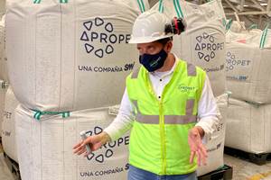 La resina reciclada de Apropet responde a las exigencias de calidad para la fabricación de envases y por ello cuenta con certificaciones de la FDA a nivel internacional, y del INVIMA a nivel nacional.