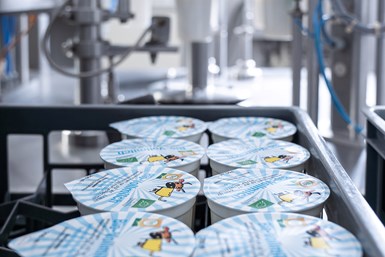Desde marzo de 2021, los productores de leche escolar en Upper Austria llenan sus productos lácteos en vasos reciclables hechos de PET reciclado.