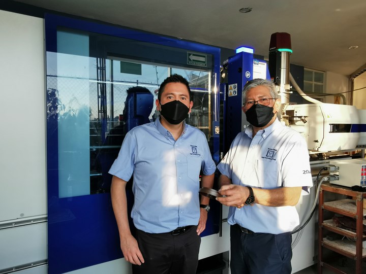 El Ing. Víctor Tello Carrera y el Ing. Raúl Tello Espinosa junto a la máquina inyectora en la cual tienen capacidad de validar los moldes que fabrican en la  empresa.