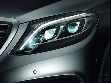 La lámpara LED del Mercedes Clase S 2013 es producido por tres capas de moldeo en sándwich en una máquina de inyección Engel duo de 600 WP pico combi.