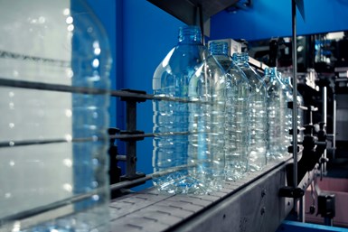 Una botella de PET es 100 % reciclable y se puede fabricar con contenido 100 % reciclado.