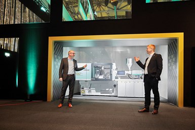 Durante la gala fue lanzada las nuevas inyectoras  Allrounder 470 H por el director general de Tecnología e Ingeniería Guido Frohnhaus (izquierda) y el director general de Ventas Gerhard Böhm, de Arburg.