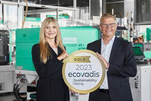 Gerhard Böhm, director general de ventas y posventa de Arburg, y Samira Uharek, directora de sostenibilidad de Arburg, recibieron la distinción Oro de Ecovadis.
