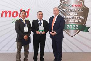 Jorge Ayala Baca, director general de Maquinados Industriales Ayala, recibió el galardón de manos de los organizadores de Meximold.