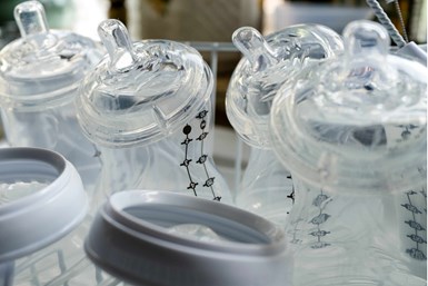 Durante la esterilización de las botellas para bebés hay mucho calor y humedad, lo que potencialmente produciría BPA que podría filtrarse en las fórmulas.