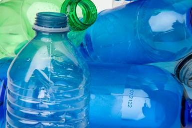Indorama Ventures ha invertido más de mil millones de dólares en la recolección de residuos de botellas de PET usadas.
