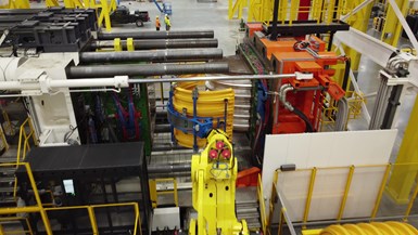 Instalación de automatización para el manejo de piezas grandes con pesos de inyección de hasta 270 libras.