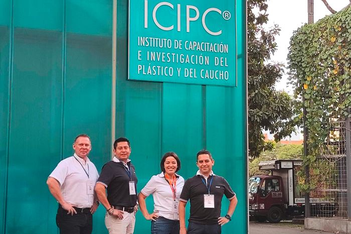 Equipo de Hasco en las instalaciones del ICIPC, Instituto de Capacitación e Investigación del Plástico y el Caucho, en Medellín, Colombia. 