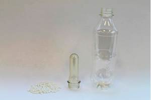 Copoliéster avanzado fabricado por Origin Materials y Husky Technologies utilizando PET/F. Se muestra la resina, la preforma y la botella.