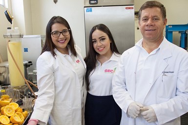 Un equipo multidisciplinario de científicos emprendedores mexicanos fundó la empresa de base tecnológica Geco, cuya primera innovación es un bioplástico fabricado con cáscara de naranja. Marlenne Perales, Giselle Mendoza y Fernando Vázquez.