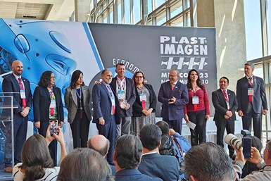 Por su innovación en aditivos nanoestructurados el ganadordel Plastimagen Award 2023 fue la empresa Schimer. Crédito: Plastimagen.