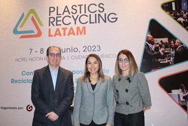 Jaime Torres Fidalgo, director de comunicación de ECOCE, Natalia Ortega, directora de Conferencias de Plastics Reciclyng LATAM y Romina Dávila, directora de Operaciones de ECOCE, durante la presentación de Plastics Recycling LATAM a medios de comunicación.